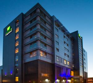 una imagen de un edificio de hotel por la noche en Holiday Inn Express Swindon City Centre, an IHG Hotel, en Swindon