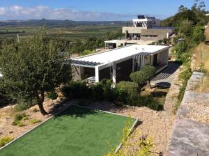 una vista aérea de una casa con césped verde en Guesthouse Bem Vindo, en Cela Velha