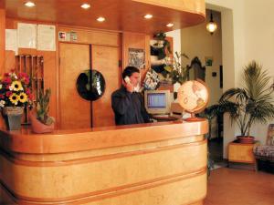 Лобби или стойка регистрации в Hotel Parma Mare