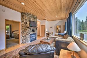 sala de estar con sofá y chimenea de piedra en Secluded Mtn Home with Large Deck, Fireplace!, en Camp Connell