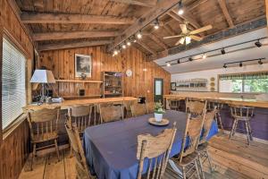 comedor con mesa azul y sillas en Secluded Mtn Home with Large Deck, Fireplace!, en Camp Connell