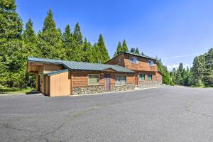 Imagen de la galería de Secluded Mtn Home with Large Deck, Fireplace!, en Camp Connell