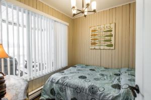 Ένα ή περισσότερα κρεβάτια σε δωμάτιο στο Le Chalet Relax du Lac St-Tite