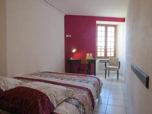 1 Schlafzimmer mit 2 Betten, einem Schreibtisch und einem Fenster in der Unterkunft Au Figuier des Cévennes in Saint-Germain-de-Calberte