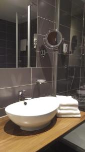 lavabo blanco en la encimera del baño en Sante Royale Hotel- & Gesundheitsresort Bad Langensalza en Bad Langensalza