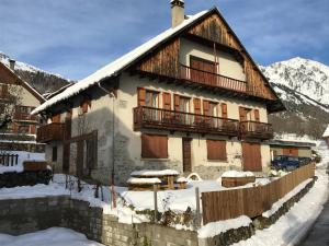 una casa en invierno con nieve en el suelo en VAUJANYLOCATIONS - Chalet Louise, en Vaujany