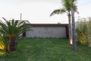 Giafra Luxury Rooms外面的花园