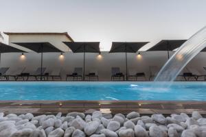 Giafra Luxury Rooms内部或周边的泳池