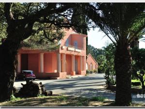 un coche rojo estacionado frente a un edificio en Chateau Maravenne en La Londe-les-Maures