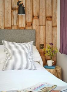 1 cama con una almohada blanca y negra y una mesa en Bird & Carter Fonthill, en Fonthill Bishop