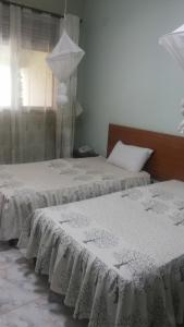 Una cama o camas en una habitación de Sunset International Hotel
