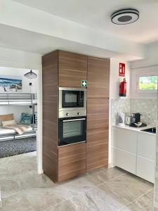 eine Küche mit Herd und Mikrowelle in der Unterkunft Neptuno Beachfront Apartments in Marbella