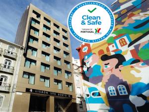 um sinal para o hotel limpo e seguro em frente a um edifício em Lisbon Sao Bento Hotel em Lisboa