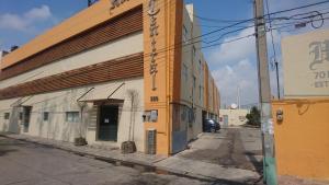 a building on a street with a car parked outside at Hotel Central in San Luis Potosí