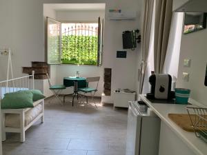 una cucina e un soggiorno con tavolo e finestra di Catania Centro Storico a Catania