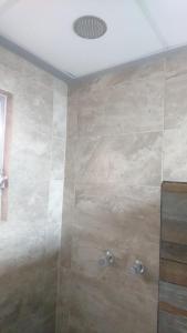 a bathroom with a shower with a shower head at Hotel Central in San Luis Potosí