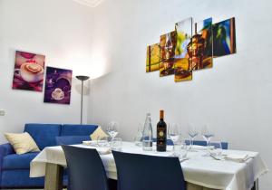 Dimora Foderà في أغريغينتو: غرفة طعام مع طاولة بيضاء مع كؤوس للنبيذ