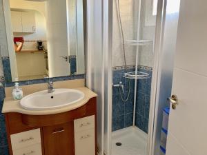 ein Badezimmer mit Waschbecken und Dusche in der Unterkunft Neptuno Beachfront Apartments in Marbella + 37 Fotos