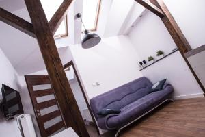 un soggiorno con divano nel mezzo di una stanza di Mirror Apartments a Cracovia