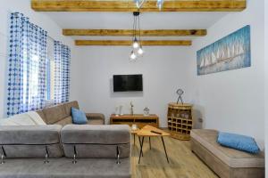 ein Wohnzimmer mit einem Sofa und einem Tisch in der Unterkunft Apartments Crno in Zadar