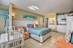 戴通納海灘的住宿－Waterfront Daytona Beach Studio with Pool Access!，一间卧室设有一张床和一间客厅。