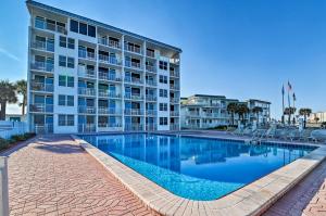 Πισίνα στο ή κοντά στο Waterfront Daytona Beach Studio with Pool Access!