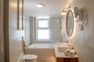 Kúpeľňa v ubytovaní Captain's House Hotel Suites & Apartments + 37 fotografií