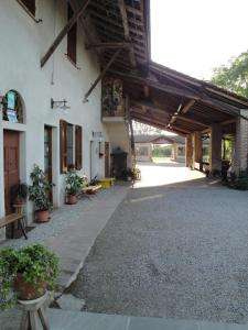 a courtyard of a building with potted plants in front of it at Agriturismo Santa Maria Bressanoro in Castelleone