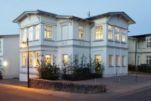 Ein weißes Haus in der Nacht in der Unterkunft OSTKÜSTE - Kaiser Karl Design Apartments in Heringsdorf