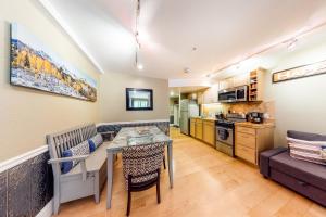 een keuken en een woonkamer met een tafel en een bank bij Happy Thoughts in Telluride