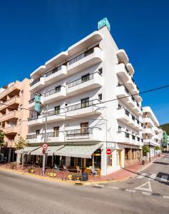 Imagen de la galería de Hostal y Apartamentos Santa Eulalia, en Santa Eulària des Riu