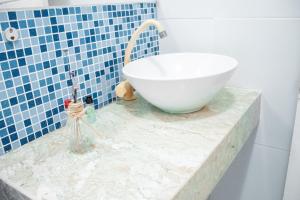 een badkamer met een wastafel en een kom op een aanrecht bij Ocas do Índio Hotel Spa in Beberibe