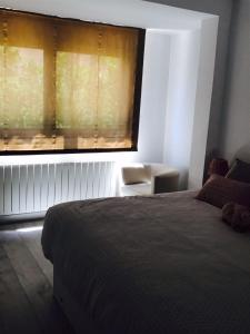 um quarto com uma cama e uma janela em Minimalist house by the Mediterranean sea. em Alicante