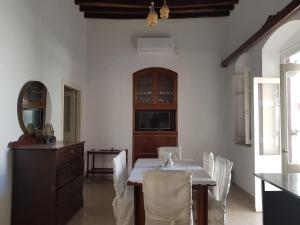 a dining room with a table and a mirror at Artemonahi Traditional Cosy House in Artemonas