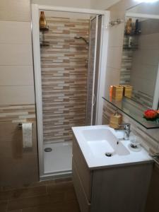 W łazience znajduje się umywalka i prysznic. w obiekcie Marilide w mieście Marotta