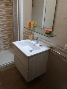 W łazience znajduje się umywalka, lustro i prysznic. w obiekcie Marilide w mieście Marotta