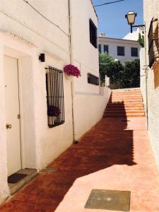 um beco com escadas e um edifício com janela em Minimalist house by the Mediterranean sea. em Alicante