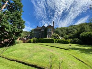 an old house on a grassy hill with a large yard at Coalbrookdale Villa in Ironbridge