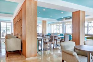 A seating area at Universal Hotel Laguna