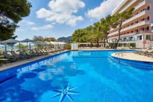 The swimming pool at or close to Universal Hotel Laguna