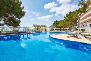 The swimming pool at or close to Universal Hotel Laguna