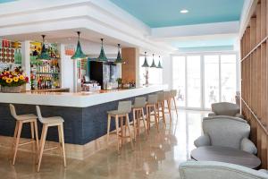 The lounge or bar area at Universal Hotel Laguna