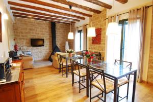 cocina y sala de estar con mesa y sillas en Vilosell Wine Hotel en El Vilosell