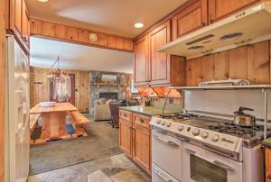 Gallery image of Inviting Lake Tahoe Escape with Yard and Fireplace! in Tahoma +16 photos
