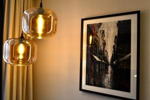een kamer met twee lichten en een foto aan de muur bij Hotel Alda Galería Coruña in A Coruña