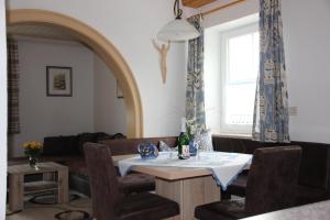 ein Wohnzimmer mit Tisch und Couch in der Unterkunft Ferienwohnungen Muhr in Bodenmais