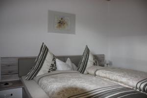 Un pat sau paturi într-o cameră la Ferienwohnungen Muhr