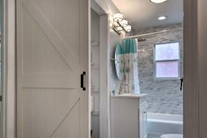 Ένα μπάνιο στο Gulfport Bungalow by Jones ParkandBeach Access! +19 φωτογραφίες