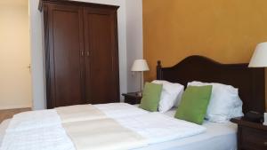 Łóżko lub łóżka w pokoju w obiekcie Gasthof-Pension Schwarzer Bär