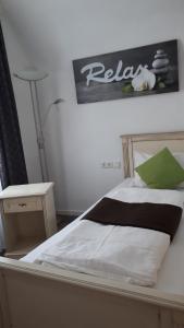 Łóżko lub łóżka w pokoju w obiekcie Gasthof-Pension Schwarzer Bär